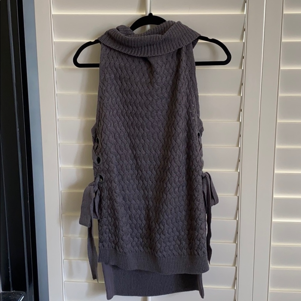 Parker gray sweater. Turtleneck, sleeveless.